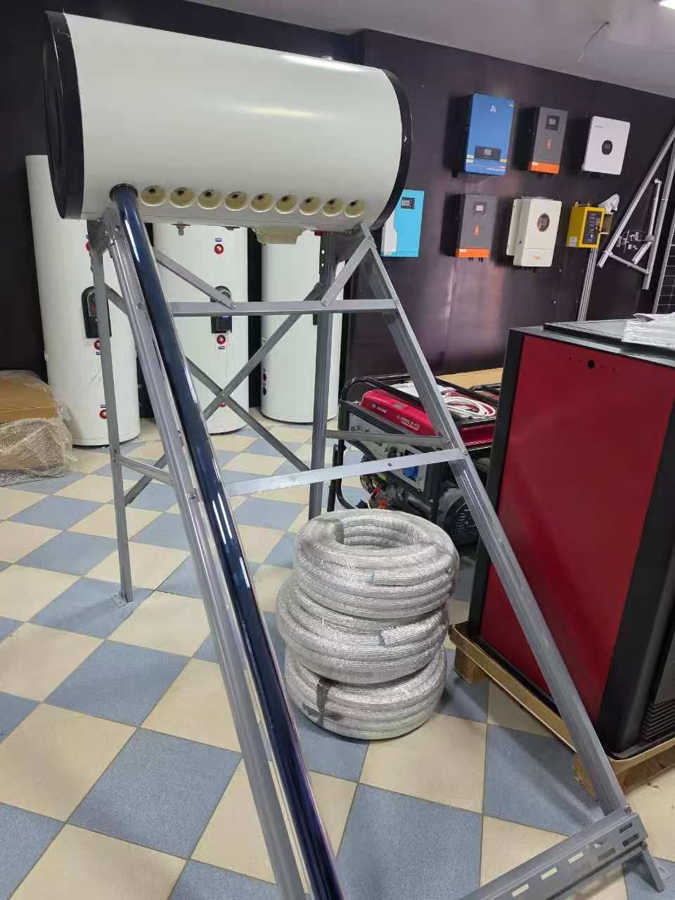 Boiler orizontal presurizat cu tuburi vidate, inox 316L, cu încălzire electrică auxiliară Boiler orizontal presurizat cu tuburi vidate, inox 316L, cu încălzire electrică auxiliară